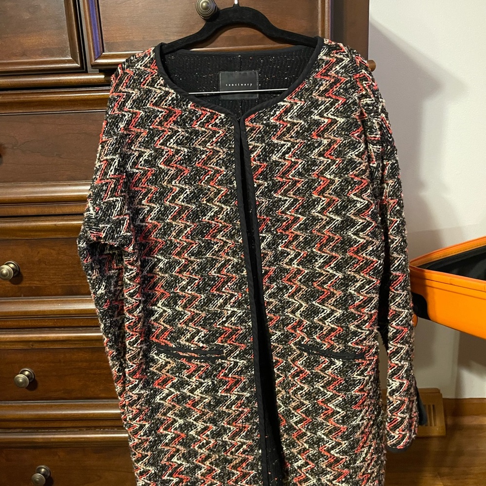 Beautiful women’s long jacket/blazer. Lightweight.
